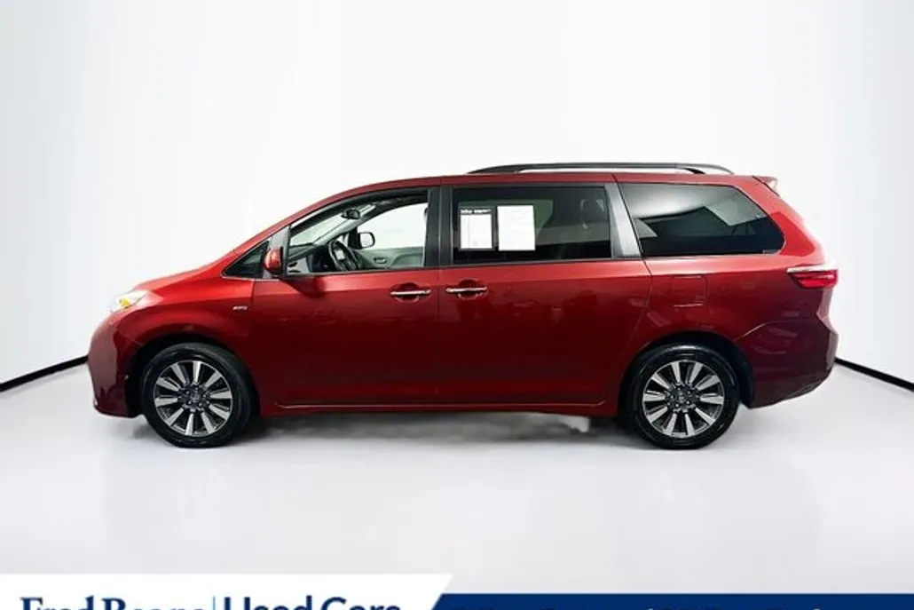 2019 Toyota Sienna XLE photo 1