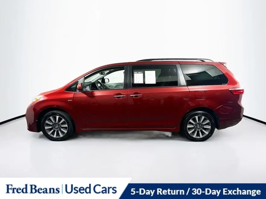 2019 Toyota Sienna XLE photo 1