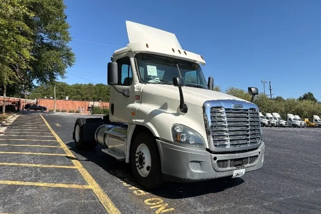 2017 Freightliner Cascadia 125" Sleeper Cab photo 1