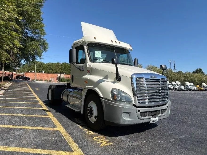 2017 Freightliner Cascadia 125" Sleeper Cab photo 1