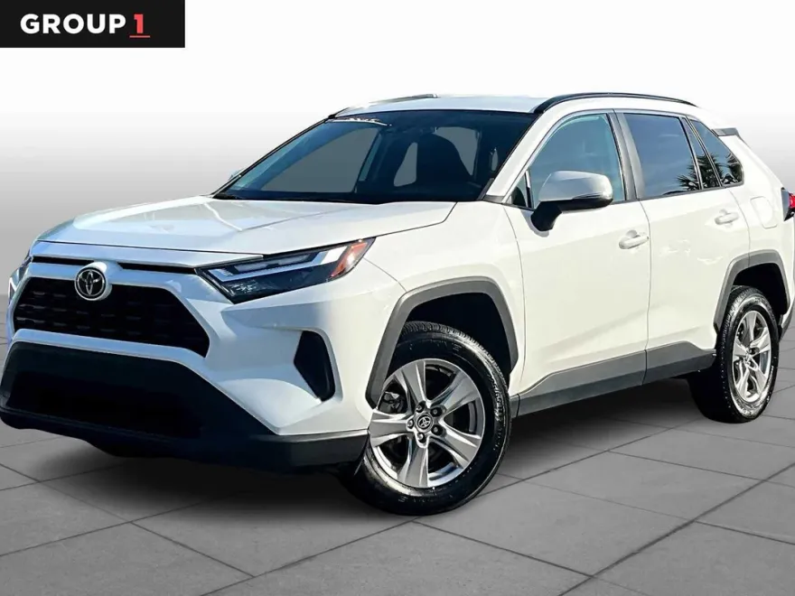 2022 Toyota RAV4 XLE photo 1