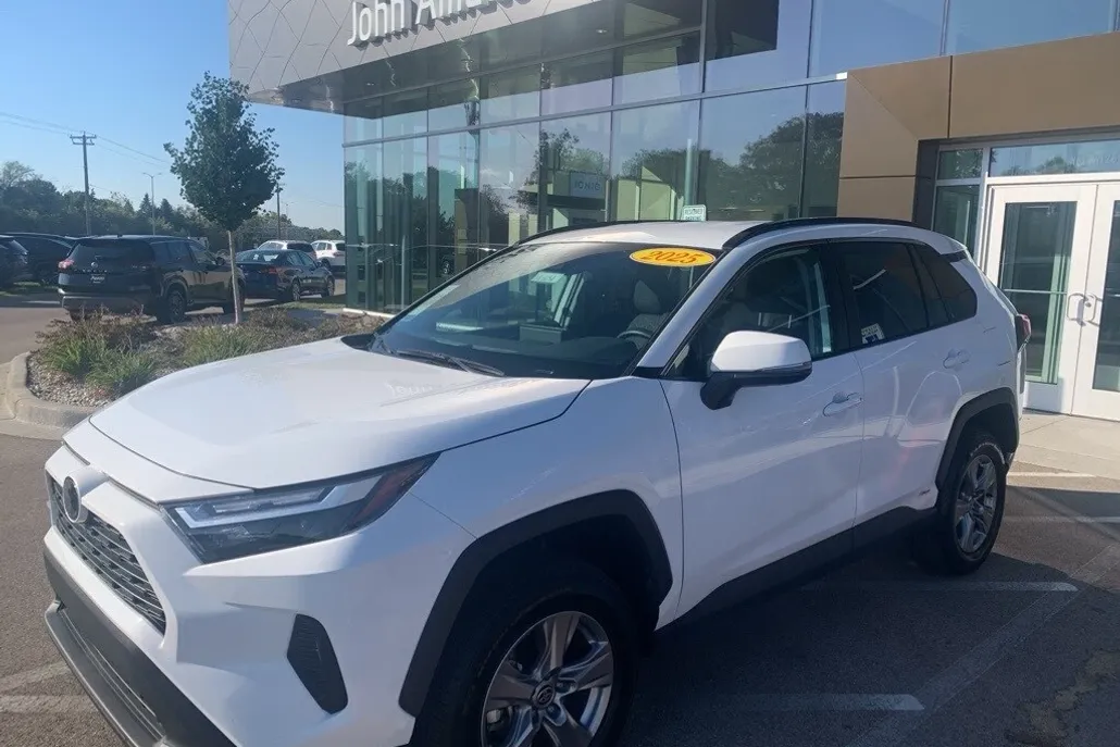 2025 Toyota RAV4 Hybrid XLE photo 1