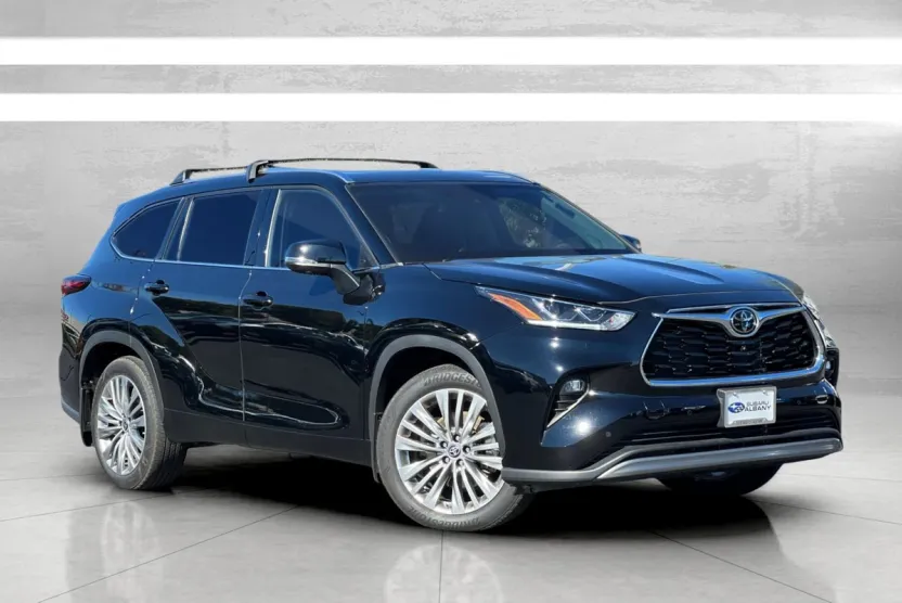 2024 Toyota Highlander LE photo 1
