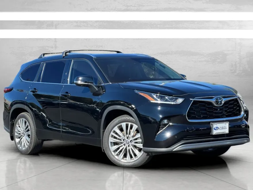 2024 Toyota Highlander LE photo 1