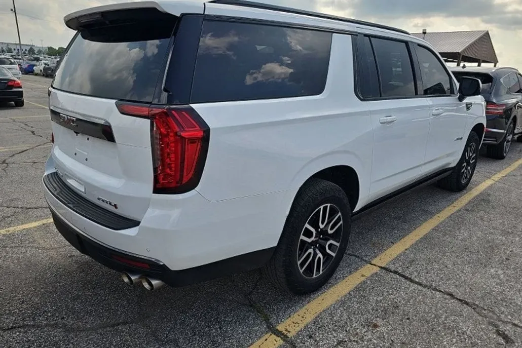 2023 Gmc Yukon XL AT4 photo 1