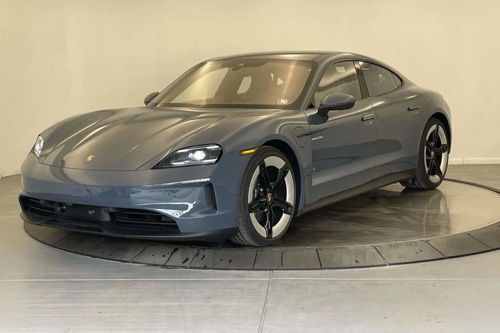 2025 Porsche Taycan photo 1