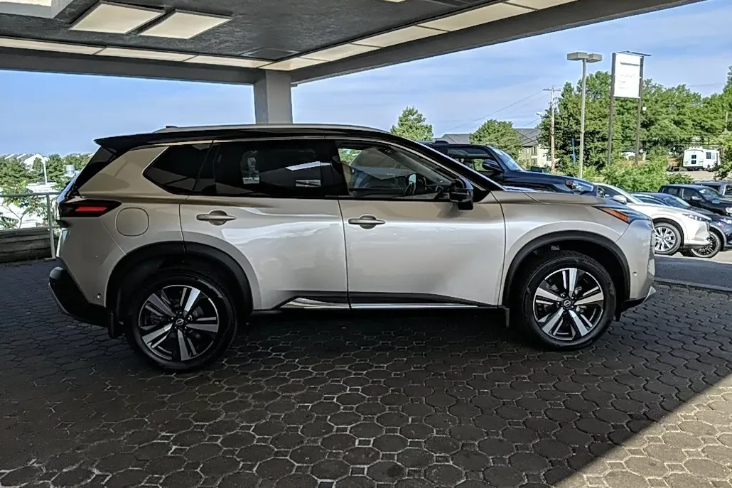 2023 Nissan Rogue Platinum photo 1