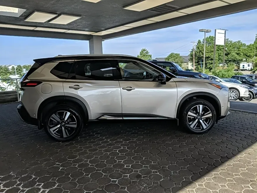 2023 Nissan Rogue Platinum photo 1