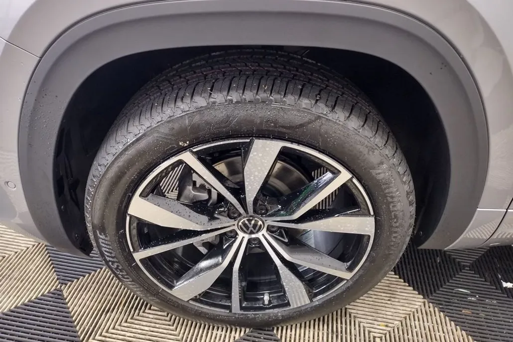 2026 Volkswagen Atlas Cross Sport SEL Premium R-Line photo 1