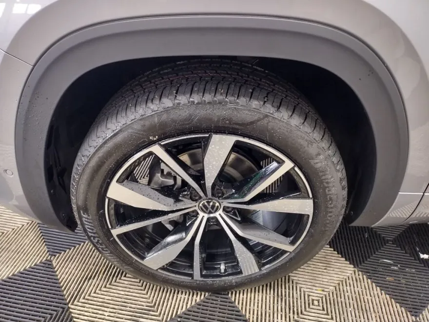 2026 Volkswagen Atlas Cross Sport SEL Premium R-Line photo 1