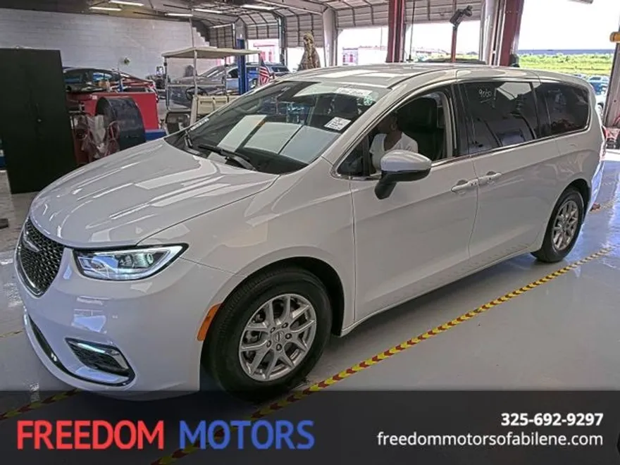 2023 Chrysler Pacifica Touring L photo 1