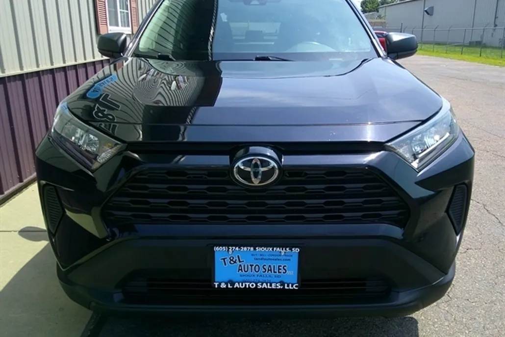 2020 Toyota RAV4 LE photo 1