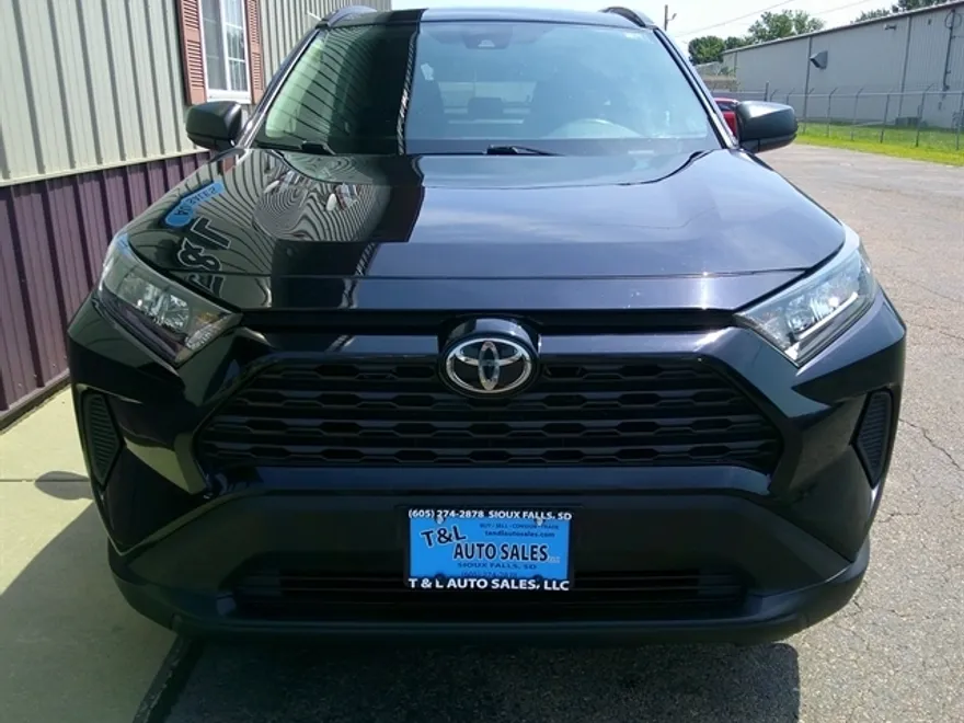 2020 Toyota RAV4 LE photo 1