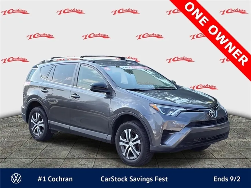 2016 Toyota RAV4 LE photo 1