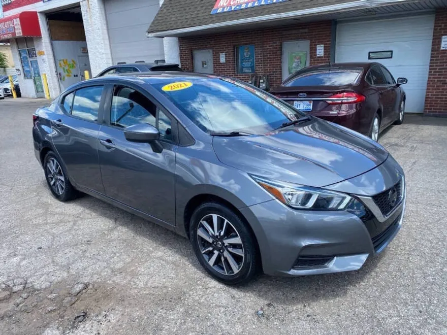 2021 Nissan Versa SV photo 1