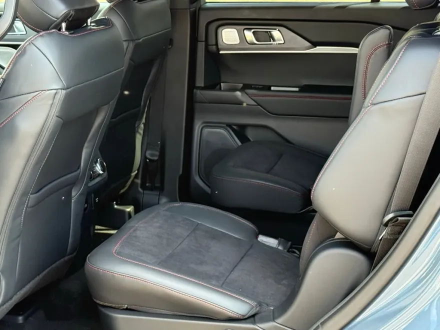 2025 Ford Explorer ST photo 1