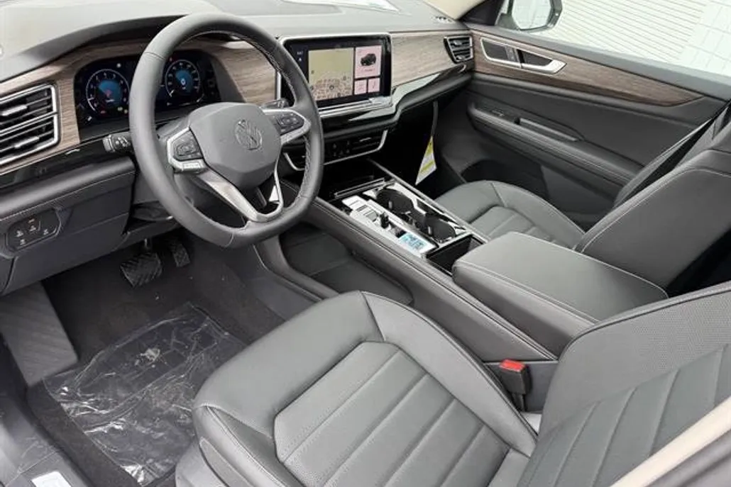 2025 Volkswagen Atlas SEL photo 1