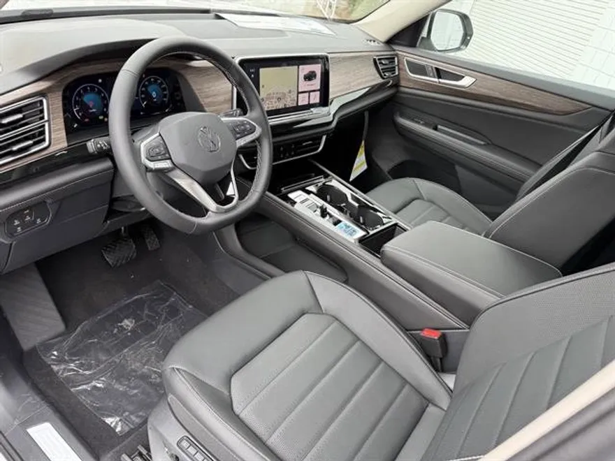 2025 Volkswagen Atlas SEL photo 1