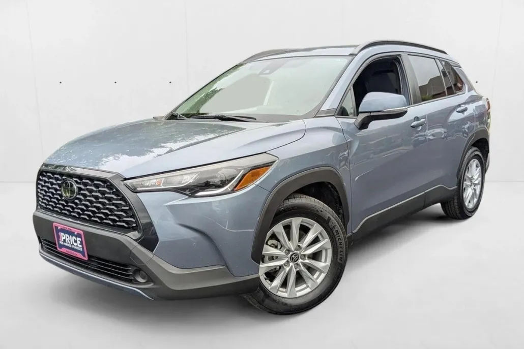 2022 Toyota Corolla Cross LE photo 1