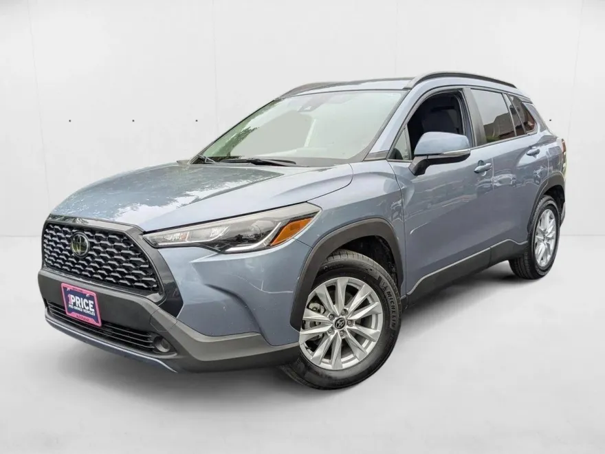 2022 Toyota Corolla Cross LE photo 1