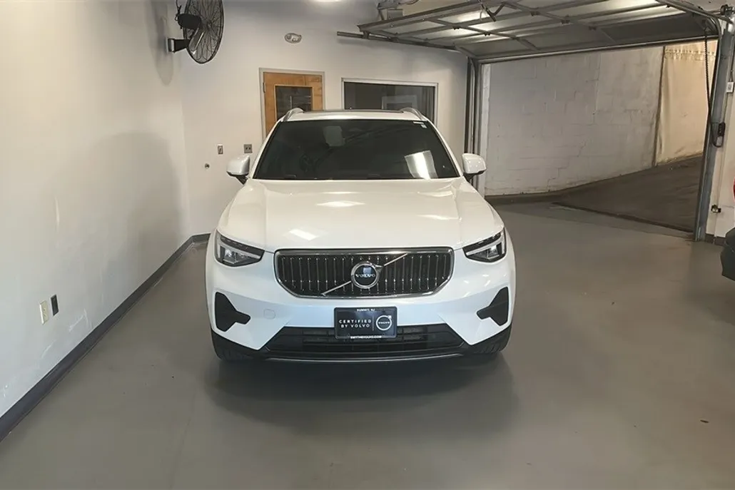 2025 Volvo XC40 Core photo 1