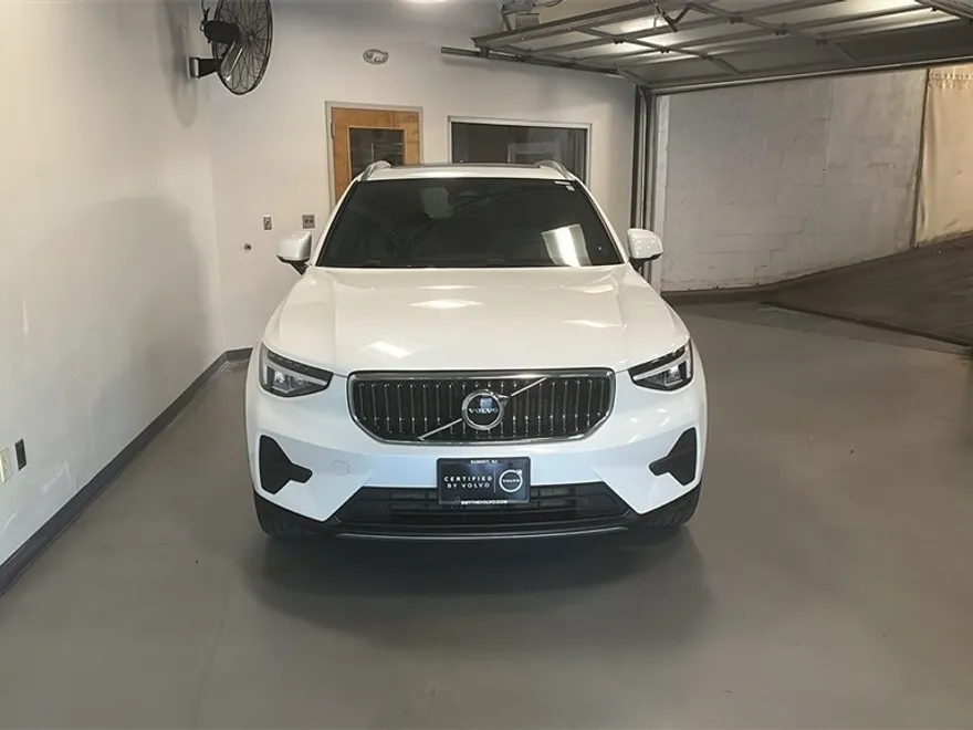 2025 Volvo XC40 Core photo 1