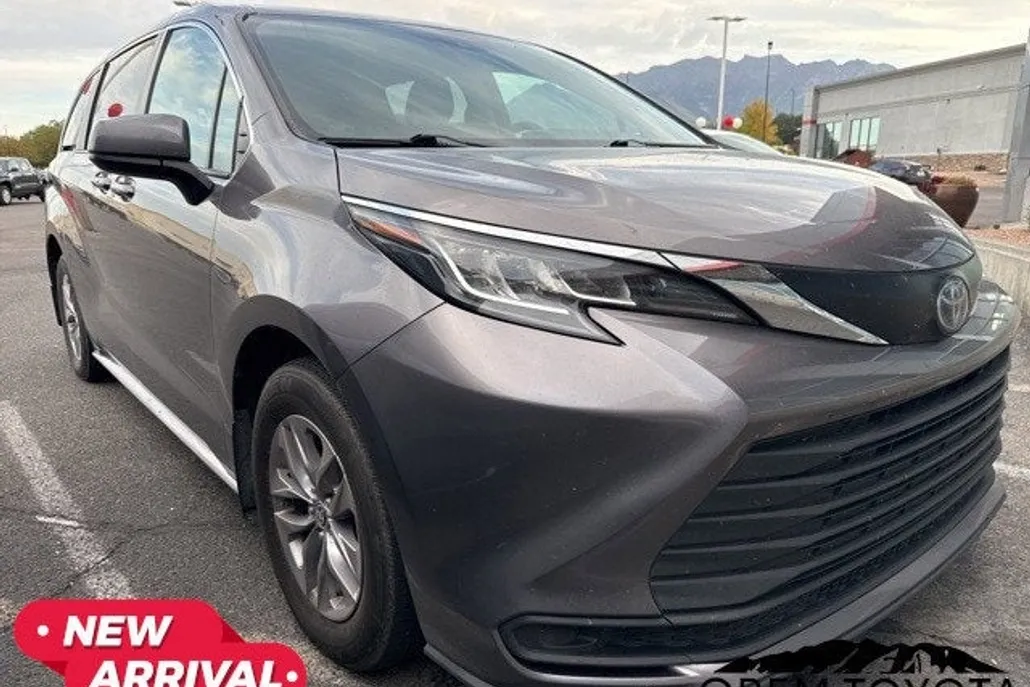 2022 Toyota Sienna LE photo 1