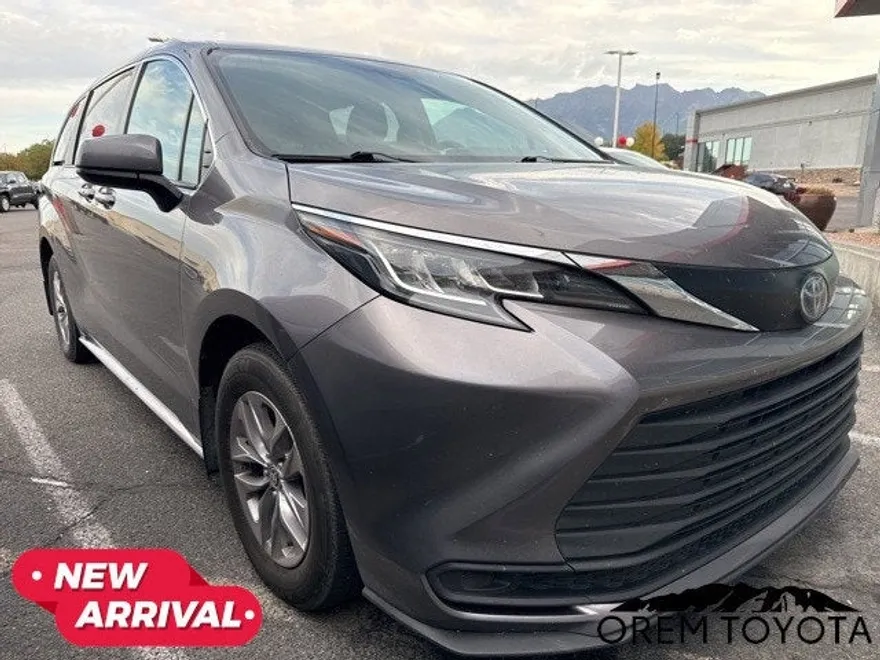 2022 Toyota Sienna LE photo 1