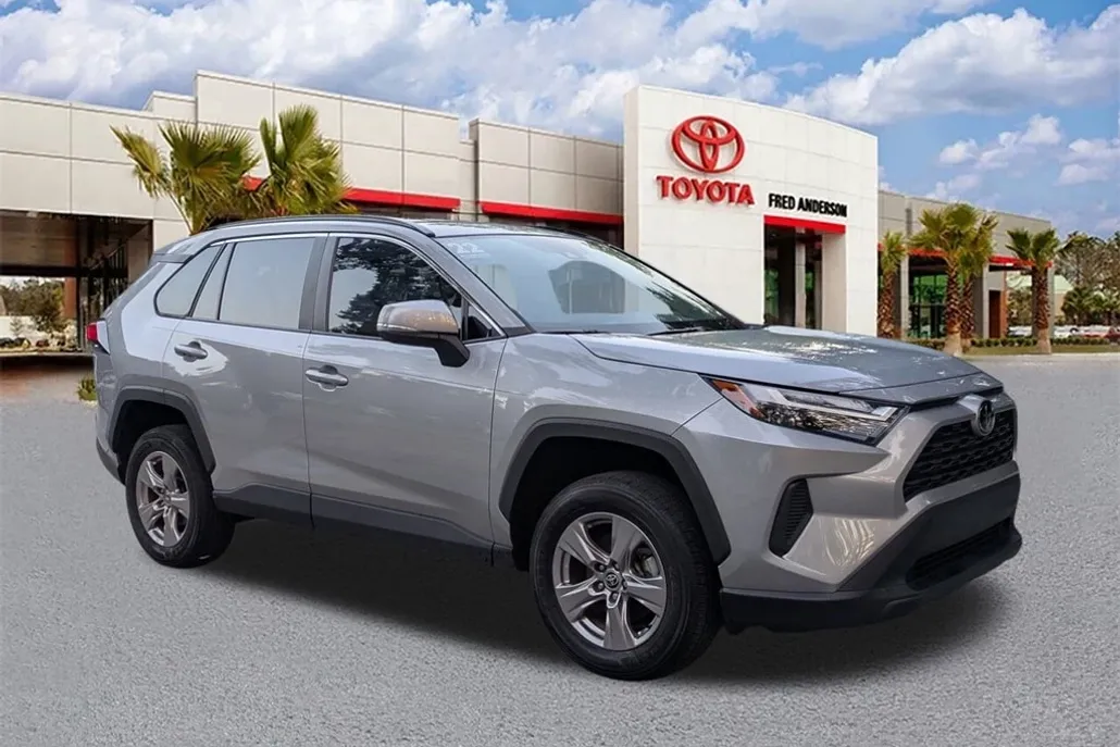 2022 Toyota RAV4 XLE photo 1
