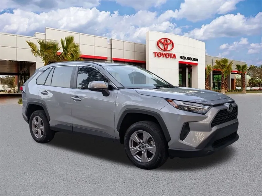 2022 Toyota RAV4 XLE photo 1