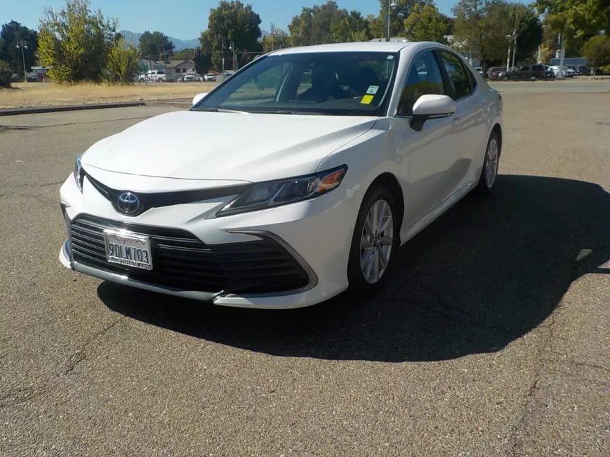 2023 Toyota Camry LE photo 1