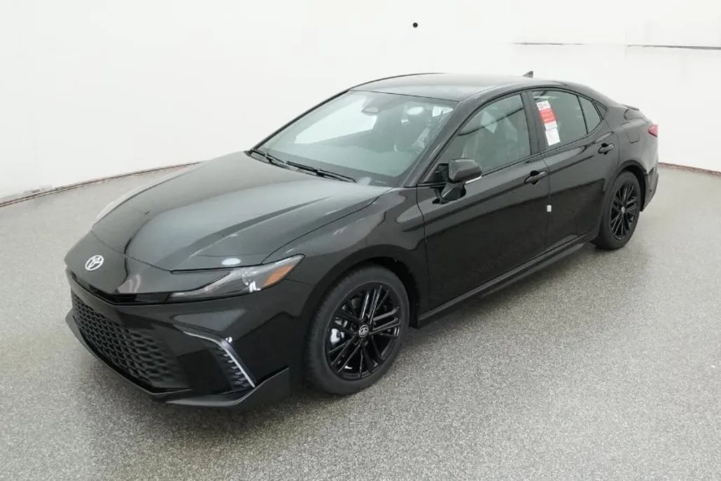2025 Toyota Camry SE photo 1
