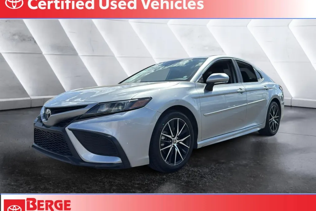 2022 Toyota Camry SE photo 1