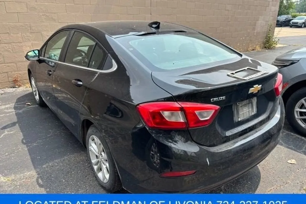 2019 Chevrolet Cruze LT photo 1