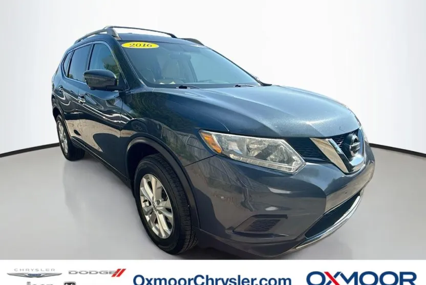 2016 Nissan Rogue SV photo 1