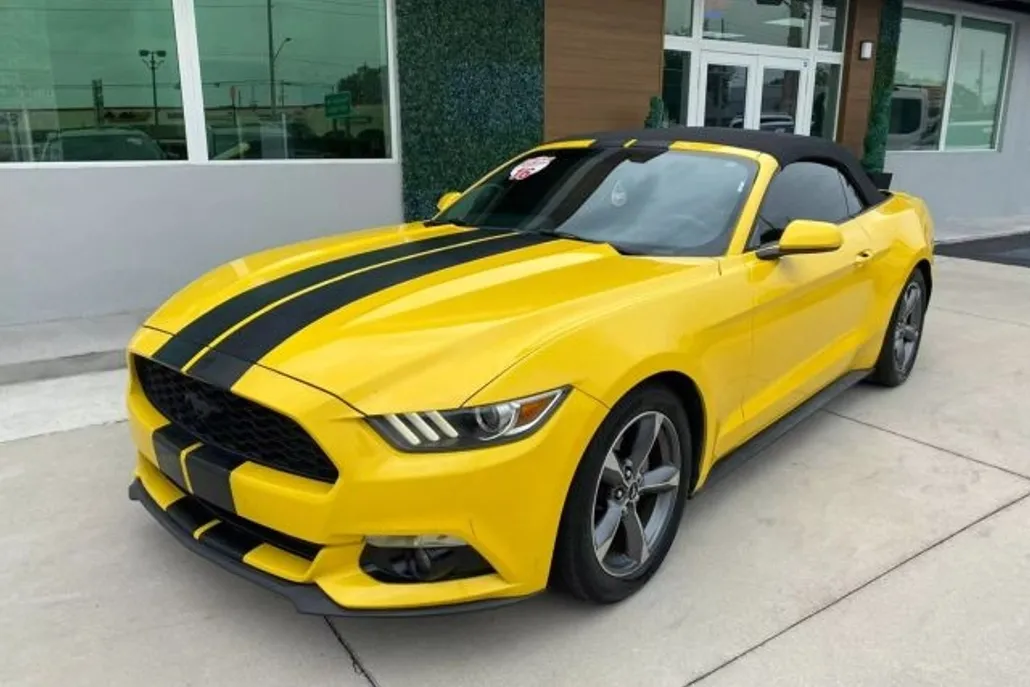 2016 Ford Mustang V6 Convertible photo 1