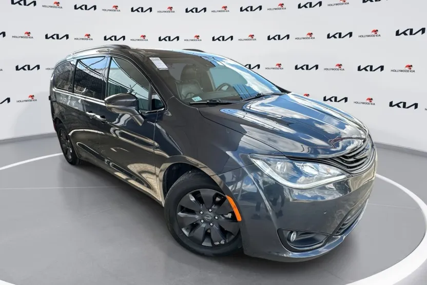 2019 Chrysler Pacifica Hybrid Limited photo 1