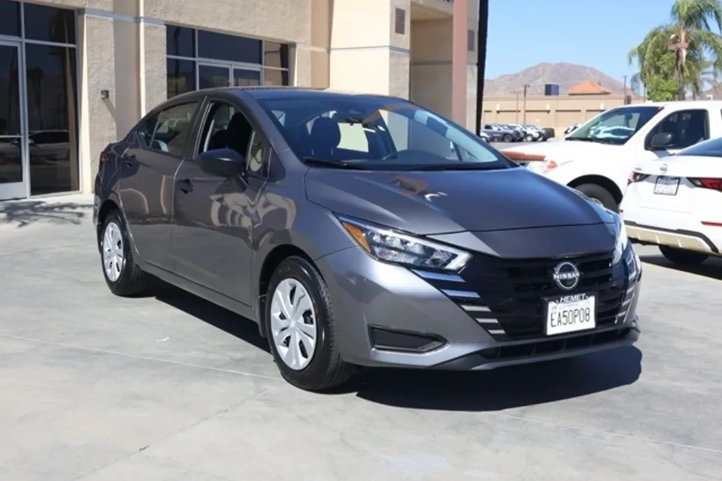 2025 Nissan Versa 1.6 S photo 1