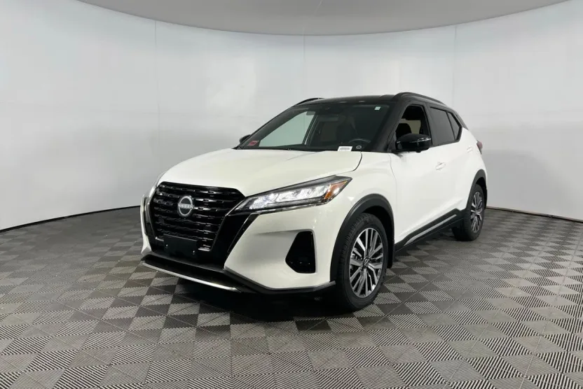 2023 Nissan Kicks SR photo 1