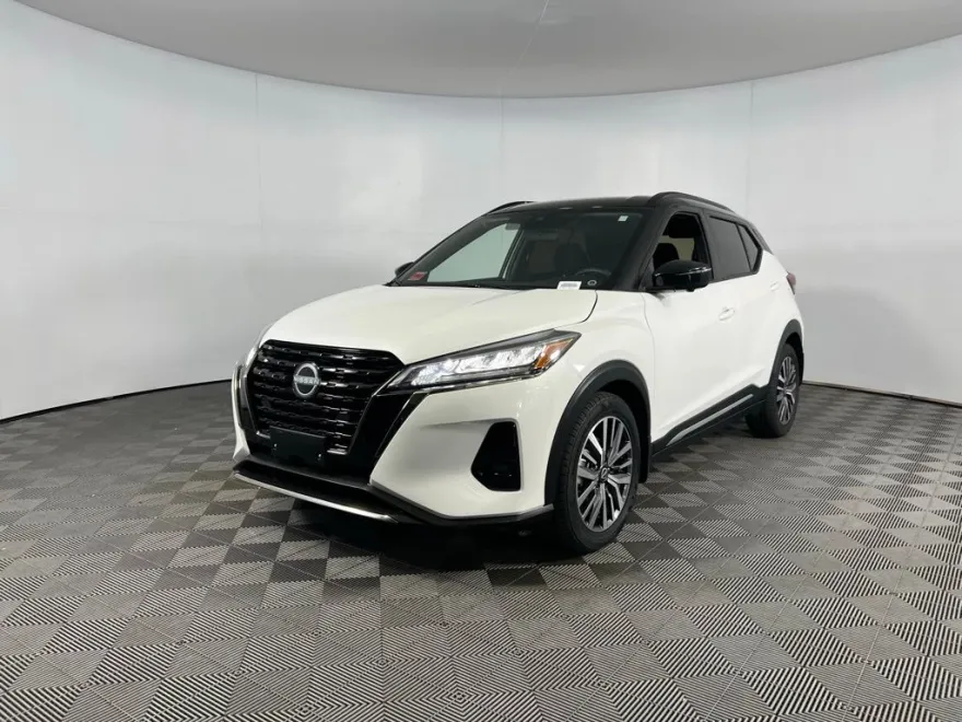 2023 Nissan Kicks SR photo 1