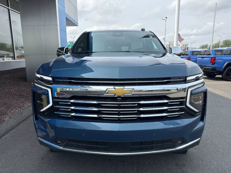 2025 Chevrolet Suburban Premier photo 1