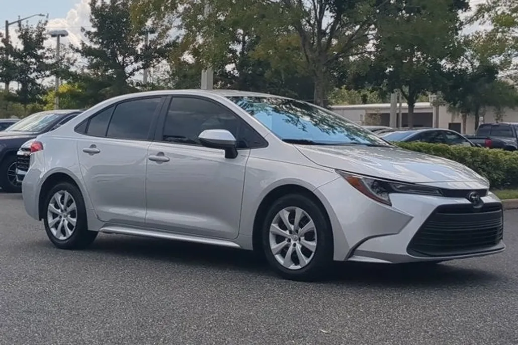 2023 Toyota Corolla LE photo 1