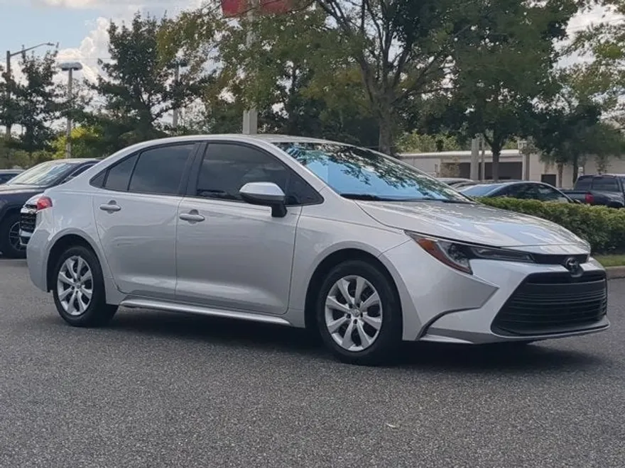 2023 Toyota Corolla LE photo 1
