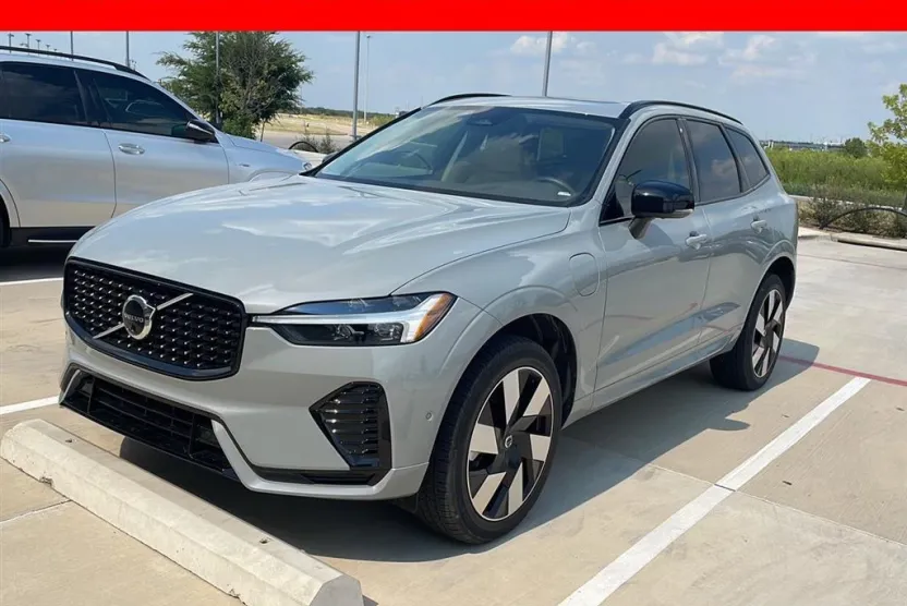 2025 Volvo XC60 Hybrid Plus photo 1