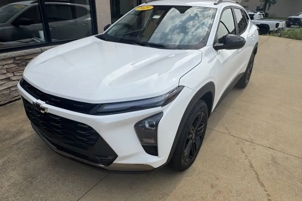 2025 Chevrolet Trax ACTIV photo 1