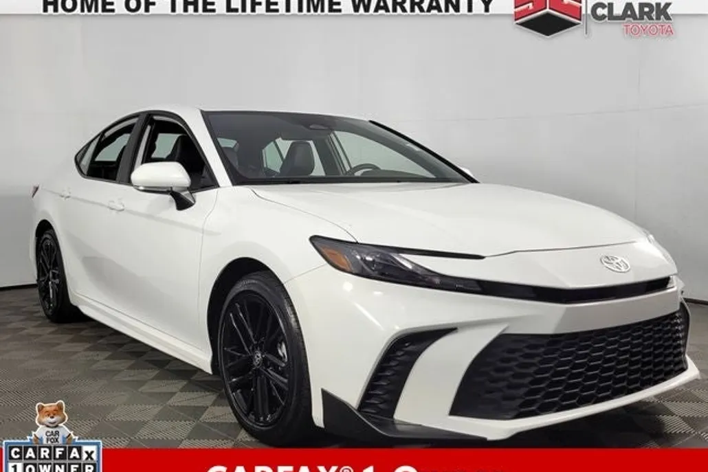 2025 Toyota Camry SE photo 1