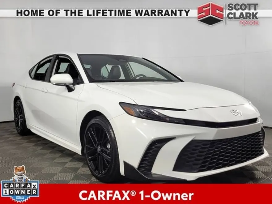 2025 Toyota Camry SE photo 1