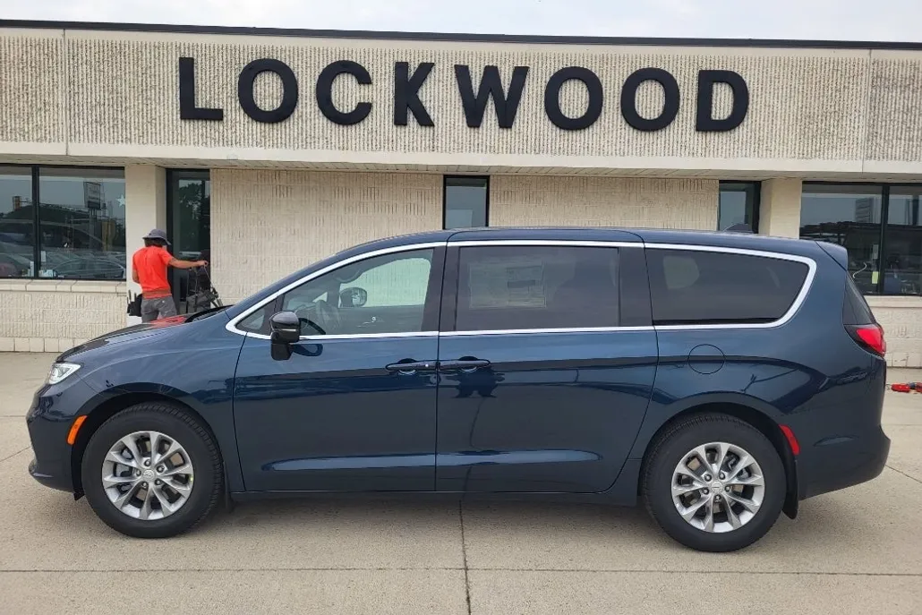 2025 Chrysler Pacifica photo 1