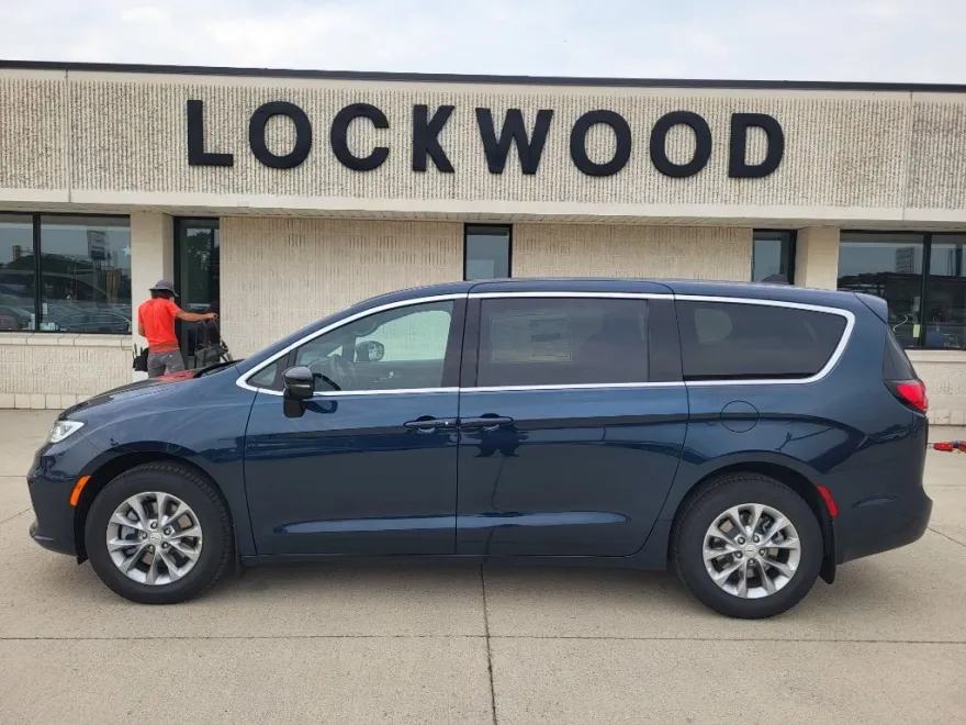 2025 Chrysler Pacifica photo 1