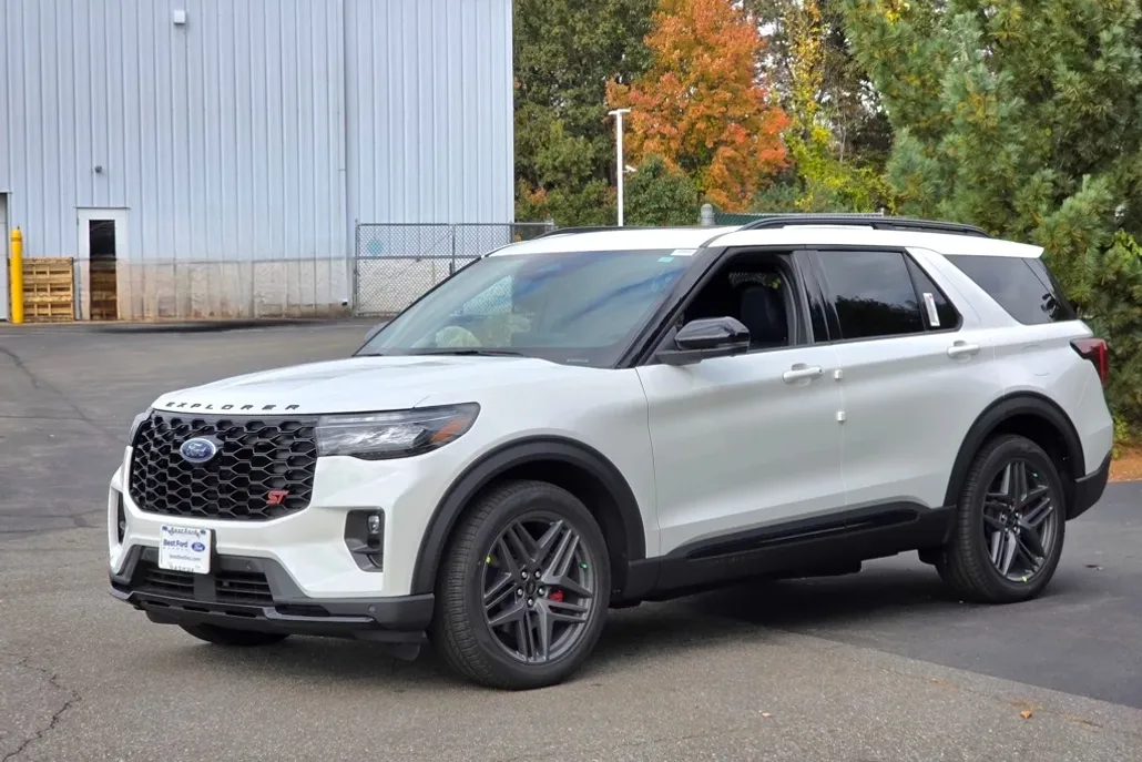 2025 Ford Explorer ST photo 1